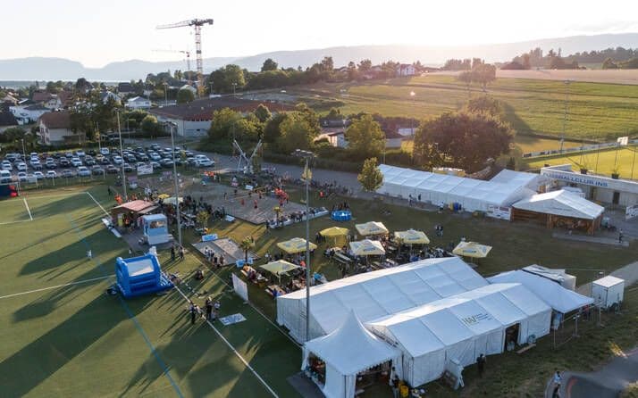 Sportplatz Rötschmatte mit aufgebauten Volleyballfeldern